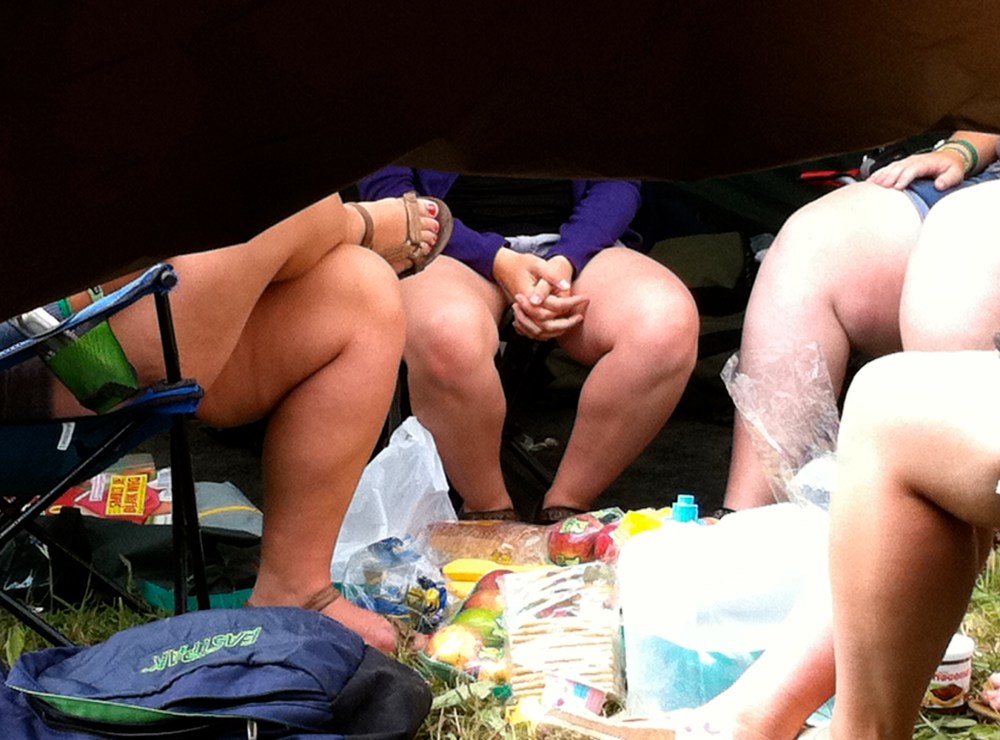 Campingzicht Uitzicht uit mijn tent op de festivalcamping